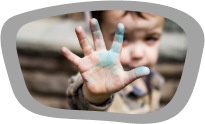 Enfant qui montre sa main